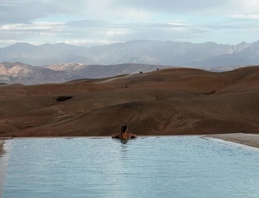 Alkamar Camp Agafay piscine aface de la montagne