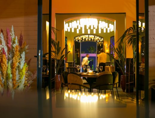 Grande salle de restaurant