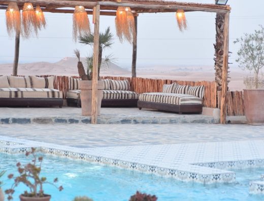 Piscine dans désert d'Agafay