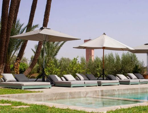 Piscine avec transats et parasols Bakkal Farm Marrakech