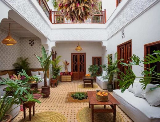 Salle de petits salons avec éléments décoratifs naturels riad Dahino