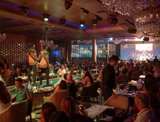 Tables proches de la scène avec artistes performant Buddha bar Marrakech