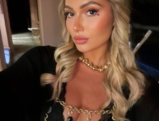 Femme blonde et maquilllage de soirée