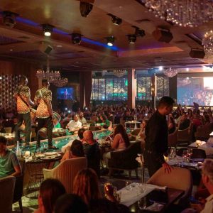 Tables proches de la scène avec artistes performant Buddha bar Marrakech
