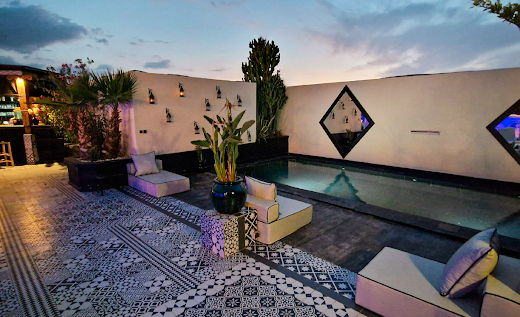 Piscine Riad Razala tombée de la nuit