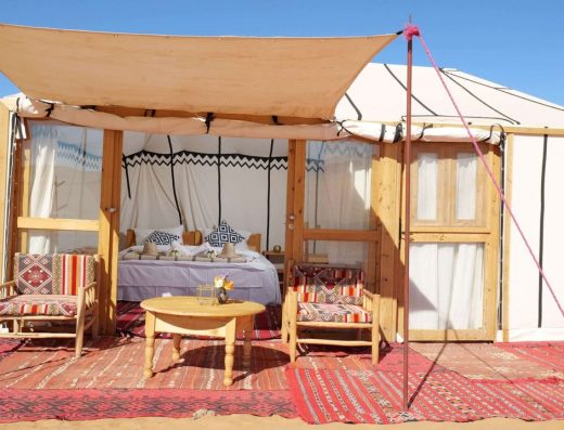 Tente avec terrasse dans-le desert