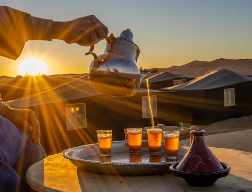 The à la menthe et coucher de soleil dans le desert dui sahara