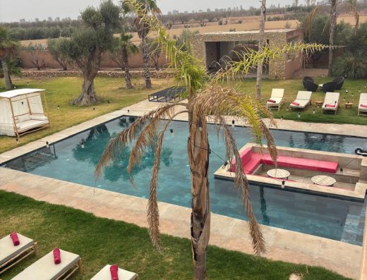 Belle piscine avec transat pour femmes à Marrakech