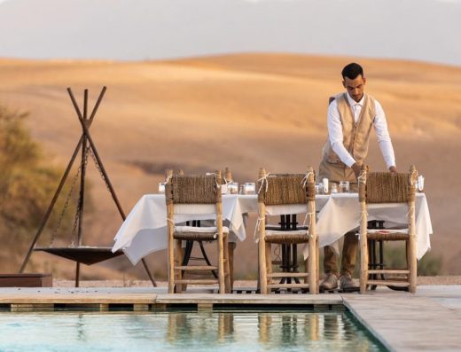 Déjeuner au bord d'une piscine dans le desert d'Agafay
